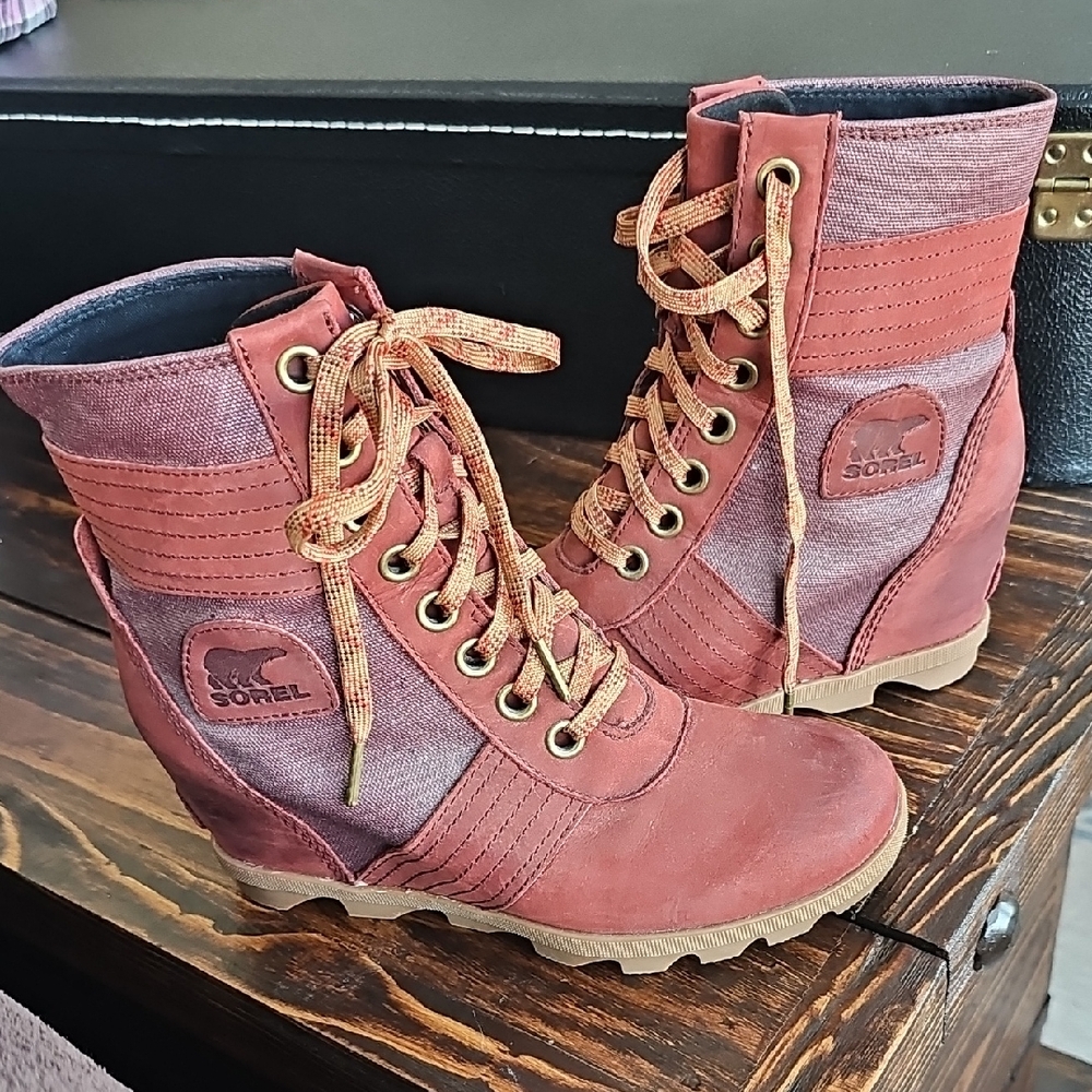 Sorel Women's Burgundy Lace-Up Boots